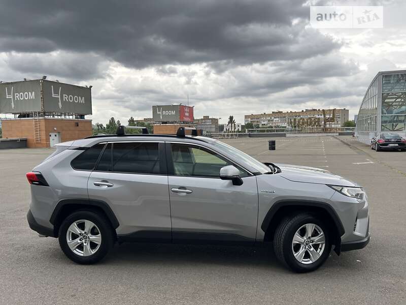 Внедорожник / Кроссовер Toyota RAV4 2020 в Киеве