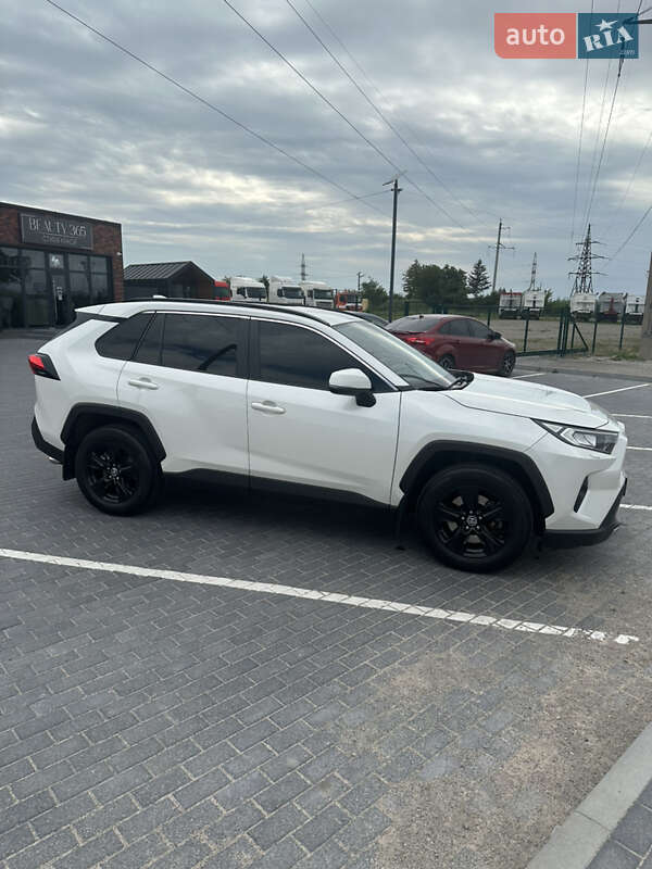 Внедорожник / Кроссовер Toyota RAV4 2020 в Виннице