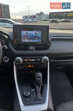 Внедорожник / Кроссовер Toyota RAV4 2021 в 