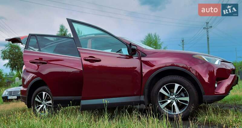 Внедорожник / Кроссовер Toyota RAV4 2017 в Шептицькому