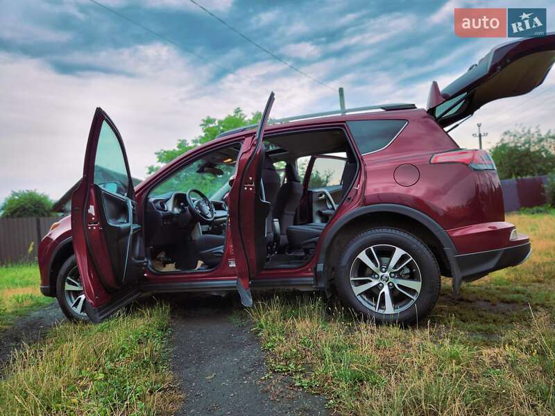 Внедорожник / Кроссовер Toyota RAV4 2017 в Шептицькому
