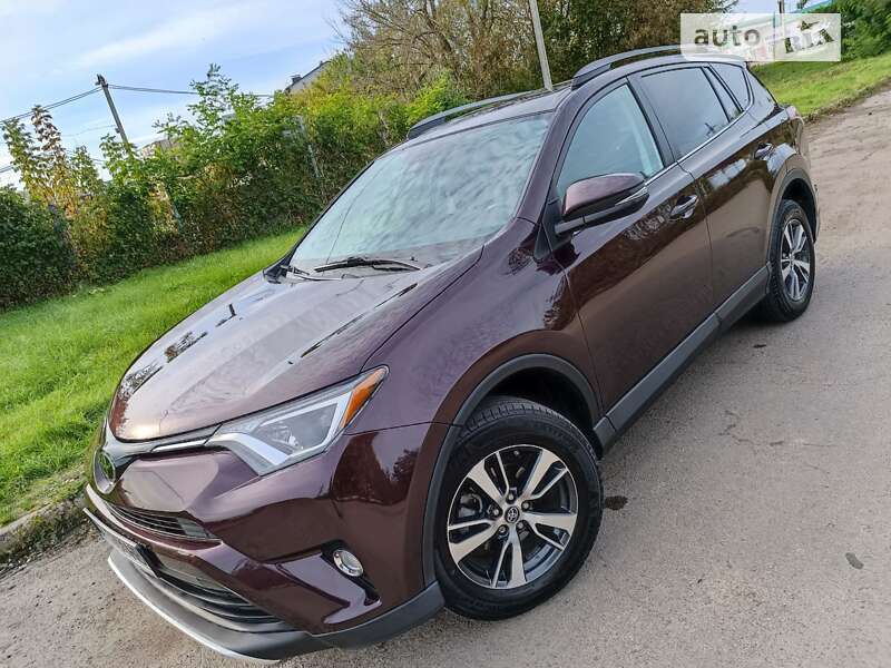 Позашляховик / Кросовер Toyota RAV4 2018 в Рівному