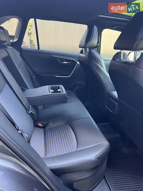 Внедорожник / Кроссовер Toyota RAV4 2021 в Львове