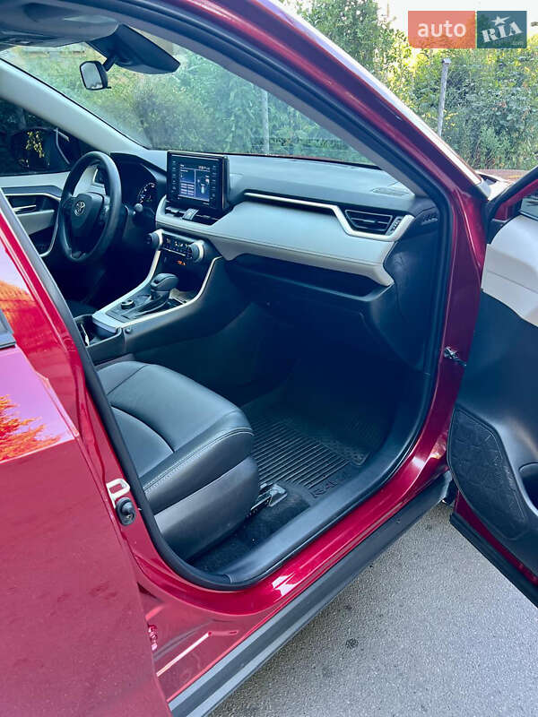 Позашляховик / Кросовер Toyota RAV4 2021 в Фастові