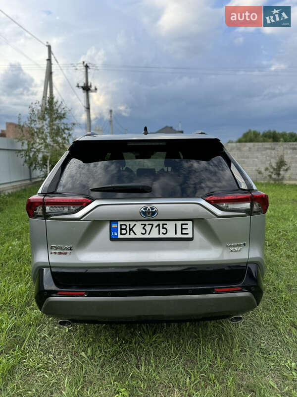Внедорожник / Кроссовер Toyota RAV4 2021 в Ровно
