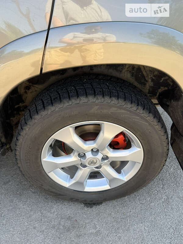 Позашляховик / Кросовер Toyota RAV4 2010 в Мені