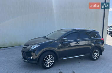 Внедорожник / Кроссовер Toyota RAV4 2015 в Хусте