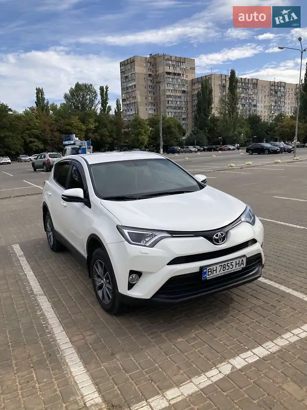 Внедорожник / Кроссовер Toyota RAV4 2016 в 