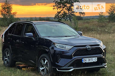 Позашляховик / Кросовер Toyota RAV4 2021 в Вараші