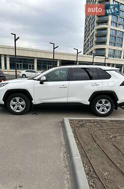 Внедорожник / Кроссовер Toyota RAV4 2020 в Киеве