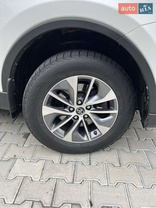 Внедорожник / Кроссовер Toyota RAV4 2017 в Киеве