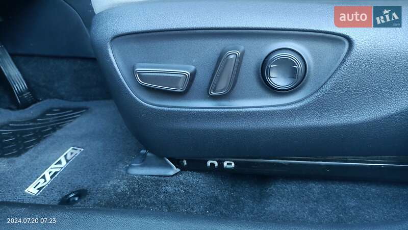 Позашляховик / Кросовер Toyota RAV4 2020 в Києві