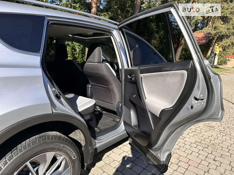 Внедорожник / Кроссовер Toyota RAV4 2017 в Львове