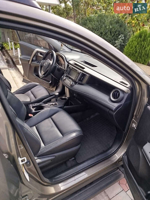 Внедорожник / Кроссовер Toyota RAV4 2015 в Новоселице