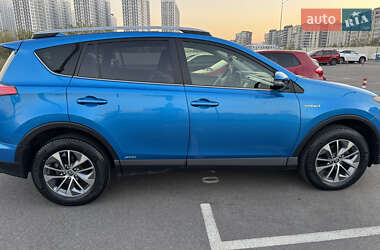 Внедорожник / Кроссовер Toyota RAV4 2018 в 