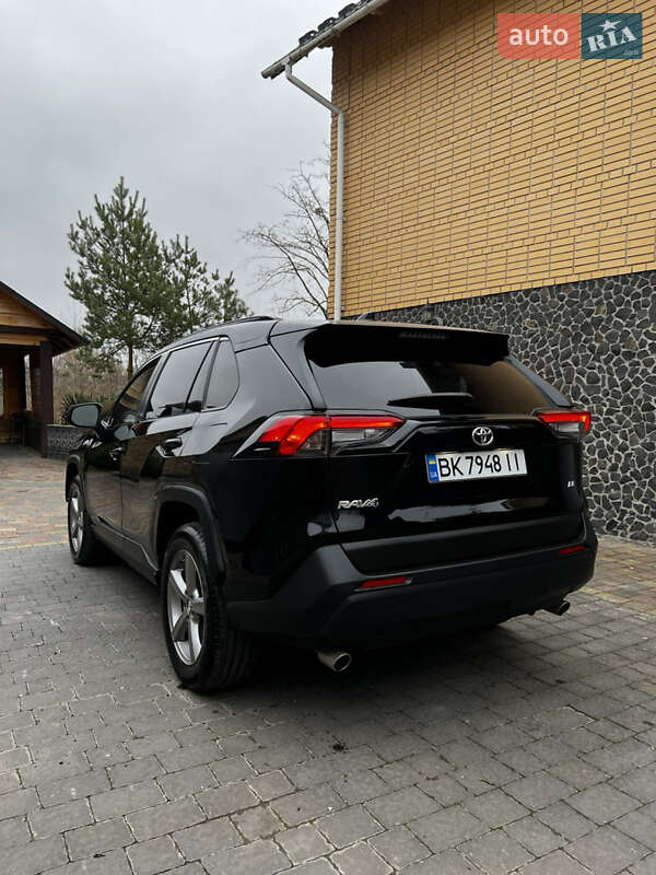 Позашляховик / Кросовер Toyota RAV4 2018 в Дубні