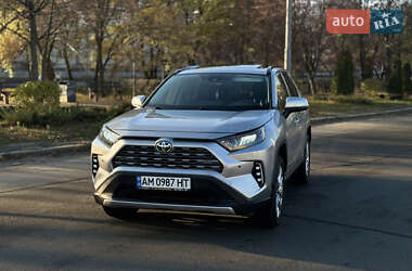 Внедорожник / Кроссовер Toyota RAV4 2020 в Киеве