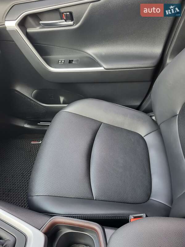 Внедорожник / Кроссовер Toyota RAV4 2021 в Чернигове