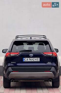 Внедорожник / Кроссовер Toyota RAV4 2021 в 