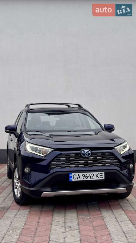 Внедорожник / Кроссовер Toyota RAV4 2021 в 