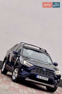 Внедорожник / Кроссовер Toyota RAV4 2021 в 