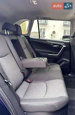 Внедорожник / Кроссовер Toyota RAV4 2021 в 