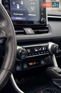 Внедорожник / Кроссовер Toyota RAV4 2021 в 