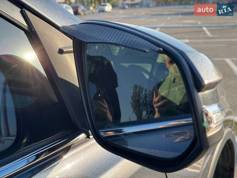 Позашляховик / Кросовер Toyota RAV4 2016 в Львові