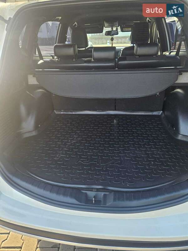 Внедорожник / Кроссовер Toyota RAV4 2017 в Ужгороде