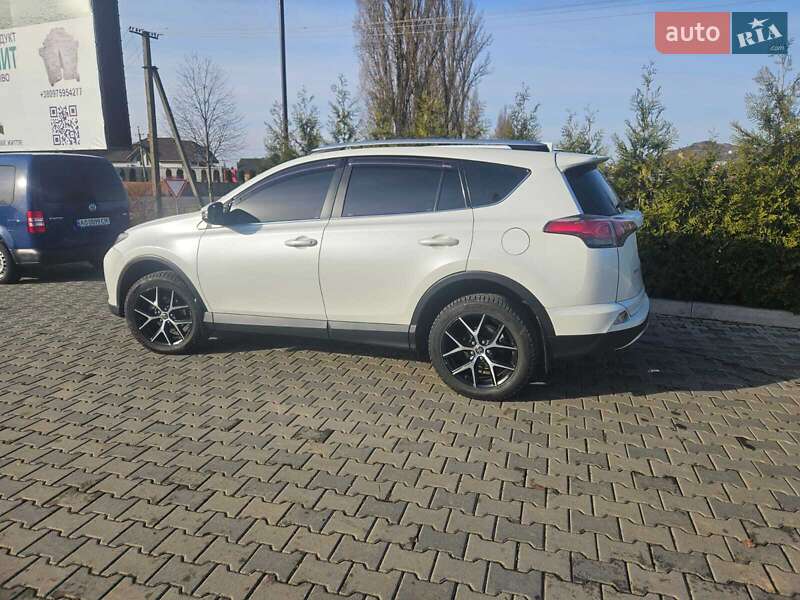 Внедорожник / Кроссовер Toyota RAV4 2017 в Ужгороде