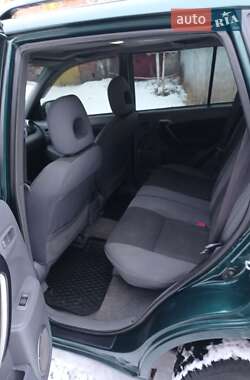 Внедорожник / Кроссовер Toyota RAV4 2002 в Иршанске