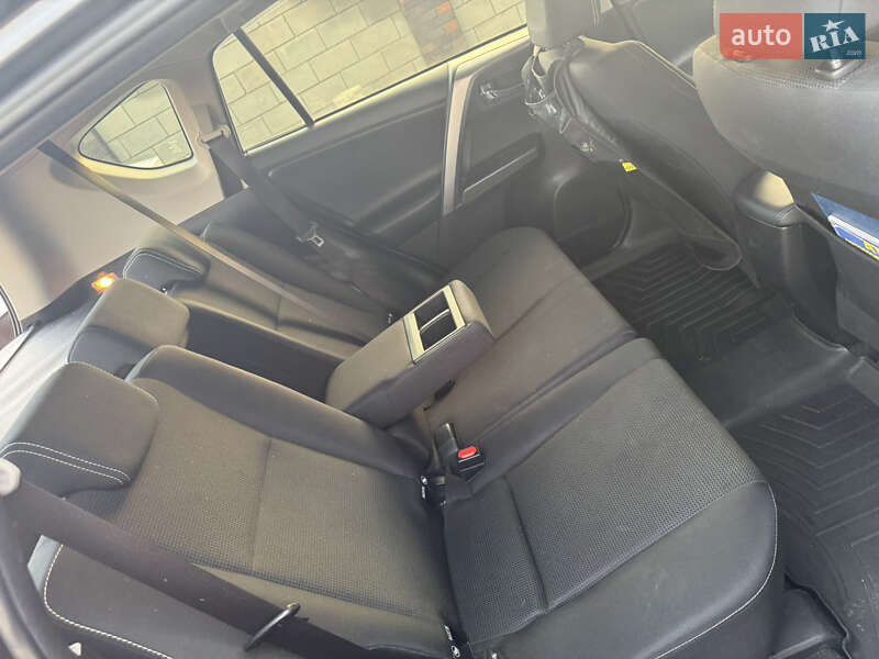Позашляховик / Кросовер Toyota RAV4 2017 в Чернігові