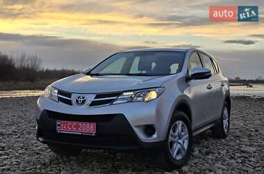 Внедорожник / Кроссовер Toyota RAV4 2015 в Калуше