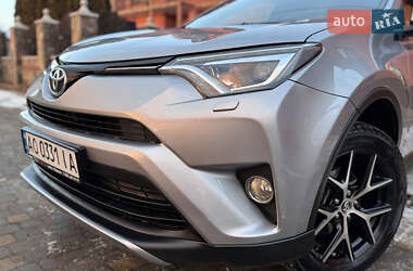 Внедорожник / Кроссовер Toyota RAV4 2017 в Сваляве