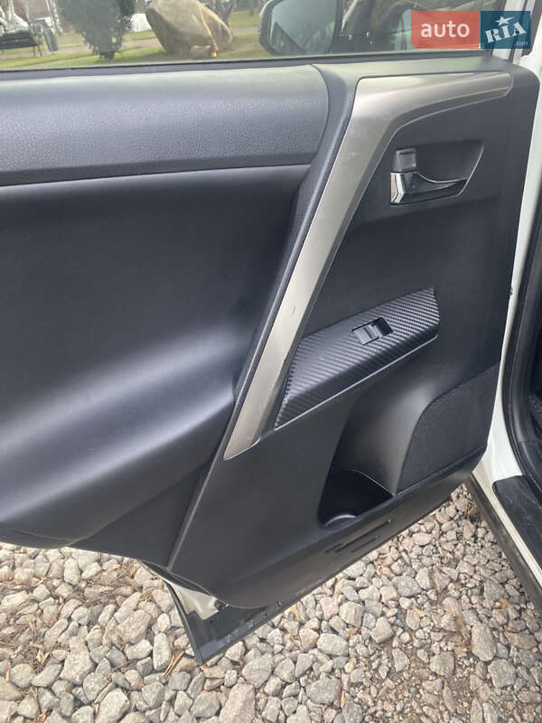 Позашляховик / Кросовер Toyota RAV4 2013 в Вишневому фото 9 Позашляховик / Кросовер Toyota RAV4 2013 в Вишневому