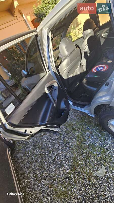 Позашляховик / Кросовер Toyota RAV4 2006 в Чернівцях