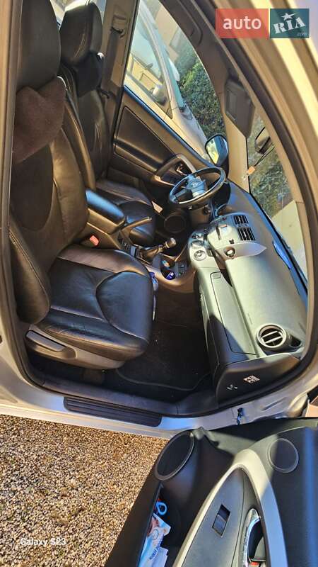 Позашляховик / Кросовер Toyota RAV4 2006 в Чернівцях