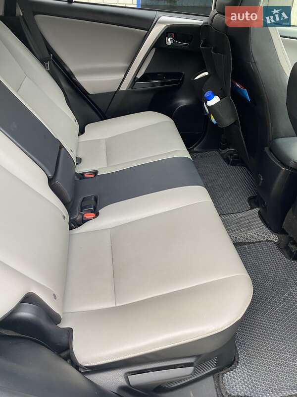 Позашляховик / Кросовер Toyota RAV4 2018 в Долині