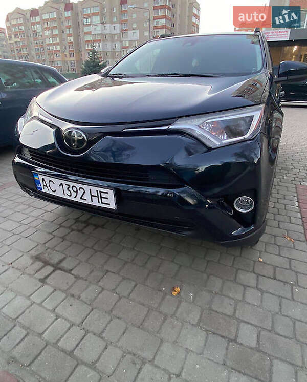 Позашляховик / Кросовер Toyota RAV4 2017 в Рівному