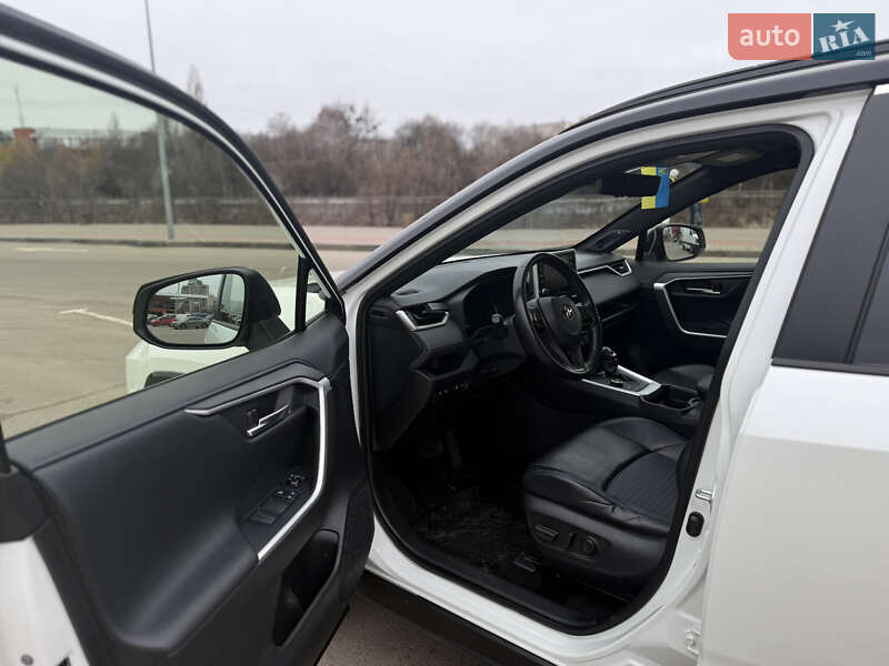Позашляховик / Кросовер Toyota RAV4 2020 в Сумах