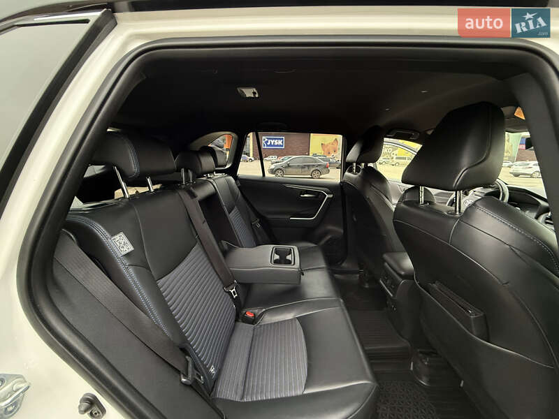 Позашляховик / Кросовер Toyota RAV4 2020 в Сумах