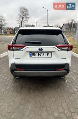 Позашляховик / Кросовер Toyota RAV4 2021 в Рівному