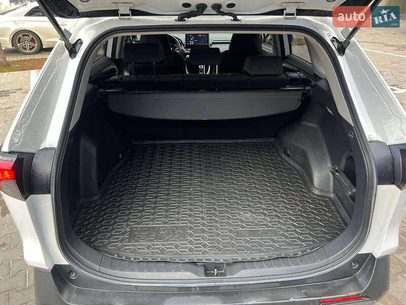 Позашляховик / Кросовер Toyota RAV4 2020 в Рокитному