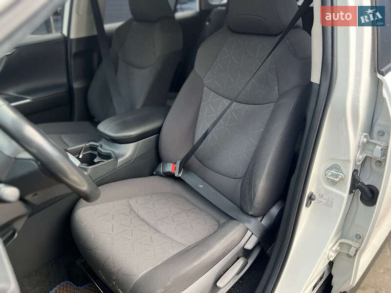 Позашляховик / Кросовер Toyota RAV4 2020 в Рокитному