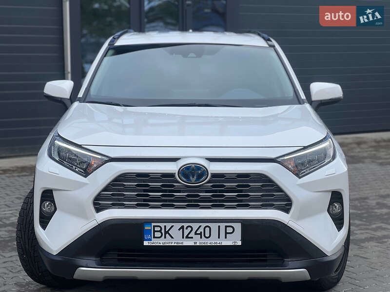 Позашляховик / Кросовер Toyota RAV4 2020 в Рокитному