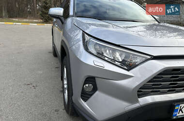 Позашляховик / Кросовер Toyota RAV4 2020 в Бучі