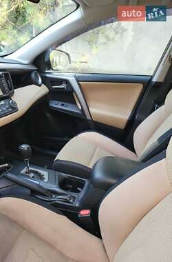 Внедорожник / Кроссовер Toyota RAV4 2015 в 