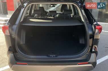 Внедорожник / Кроссовер Toyota RAV4 2019 в 