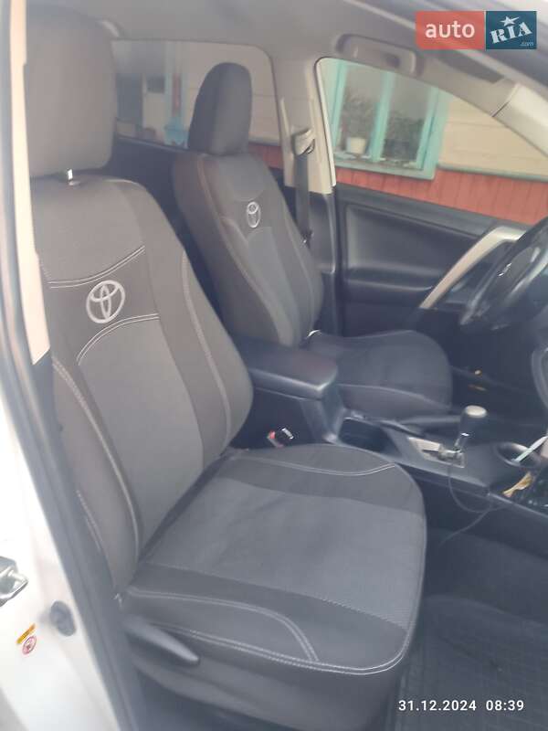 Позашляховик / Кросовер Toyota RAV4 2015 в Рожище