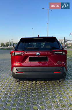 Позашляховик / Кросовер Toyota RAV4 2020 в 